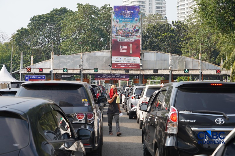 Ribuan pengunjung memadati Jakarta Fair 2026 atau Pekan Raya Jakarta kawasan JIExpo Kemayoran, Jakarta Pusat, pada Sabtu (4/7/2026).  (CNBC Indonesia/Tias Budiarto)