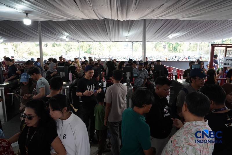 Ribuan pengunjung memadati Jakarta Fair 2026 atau Pekan Raya Jakarta kawasan JIExpo Kemayoran, Jakarta Pusat, pada Sabtu (4/7/2026).  (CNBC Indonesia/Tias Budiarto)