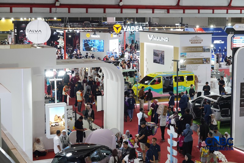 Ribuan pengunjung memadati Jakarta Fair 2026 atau Pekan Raya Jakarta kawasan JIExpo Kemayoran, Jakarta Pusat, pada Sabtu (4/7/2026).  (CNBC Indonesia/Tias Budiarto)