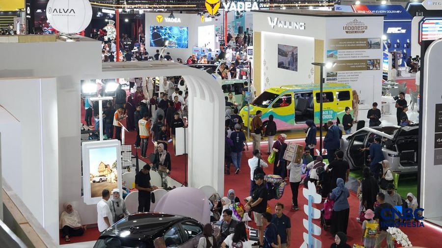 Ribuan pengunjung memadati Jakarta Fair 2026 atau Pekan Raya Jakarta kawasan JIExpo Kemayoran, Jakarta Pusat, pada Sabtu (4/7/2026).  (CNBC Indonesia/Tias Budiarto)