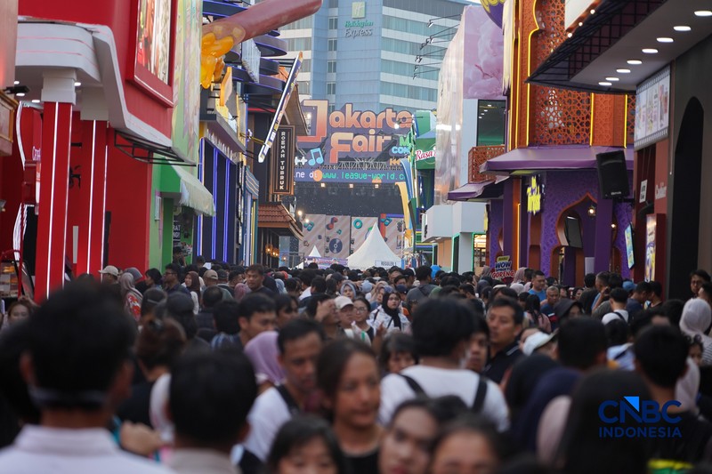 Ribuan pengunjung memadati Jakarta Fair 2026 atau Pekan Raya Jakarta kawasan JIExpo Kemayoran, Jakarta Pusat, pada Sabtu (4/7/2026).  (CNBC Indonesia/Tias Budiarto)