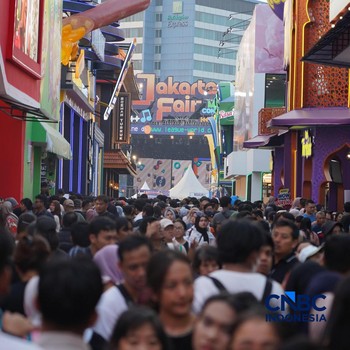 Ribuan pengunjung memadati Jakarta Fair 2026 atau Pekan Raya Jakarta kawasan JIExpo Kemayoran, Jakarta Pusat, pada Sabtu (4/7/2026).  (CNBC Indonesia/Tias Budiarto)