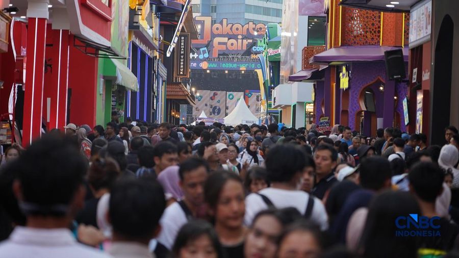 Ribuan pengunjung memadati Jakarta Fair 2026 atau Pekan Raya Jakarta kawasan JIExpo Kemayoran, Jakarta Pusat, pada Sabtu (4/7/2026).  (CNBC Indonesia/Tias Budiarto)