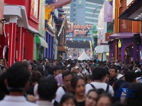 Ribuan pengunjung memadati Jakarta Fair 2026 atau Pekan Raya Jakarta kawasan JIExpo Kemayoran, Jakarta Pusat, pada Sabtu (4/7/2026).  (CNBC Indonesia/Tias Budiarto)