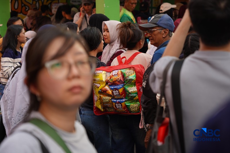 Ribuan pengunjung memadati Jakarta Fair 2026 atau Pekan Raya Jakarta kawasan JIExpo Kemayoran, Jakarta Pusat, pada Sabtu (4/7/2026).  (CNBC Indonesia/Tias Budiarto)
