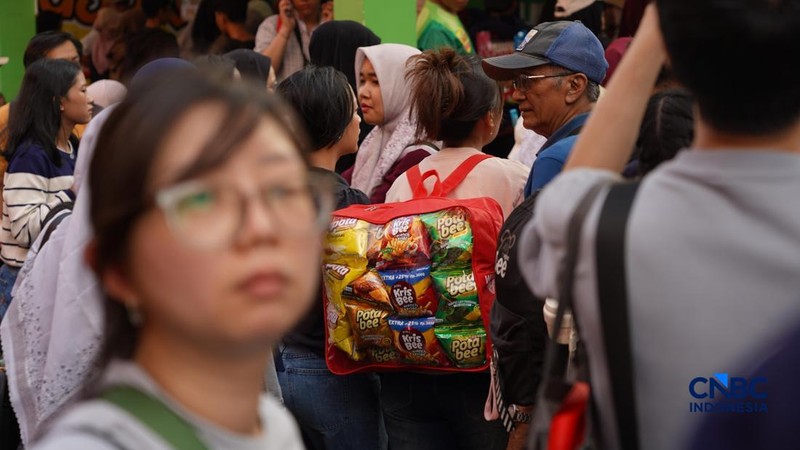 Ribuan pengunjung memadati Jakarta Fair 2026 atau Pekan Raya Jakarta kawasan JIExpo Kemayoran, Jakarta Pusat, pada Sabtu (4/7/2026).  (CNBC Indonesia/Tias Budiarto)
