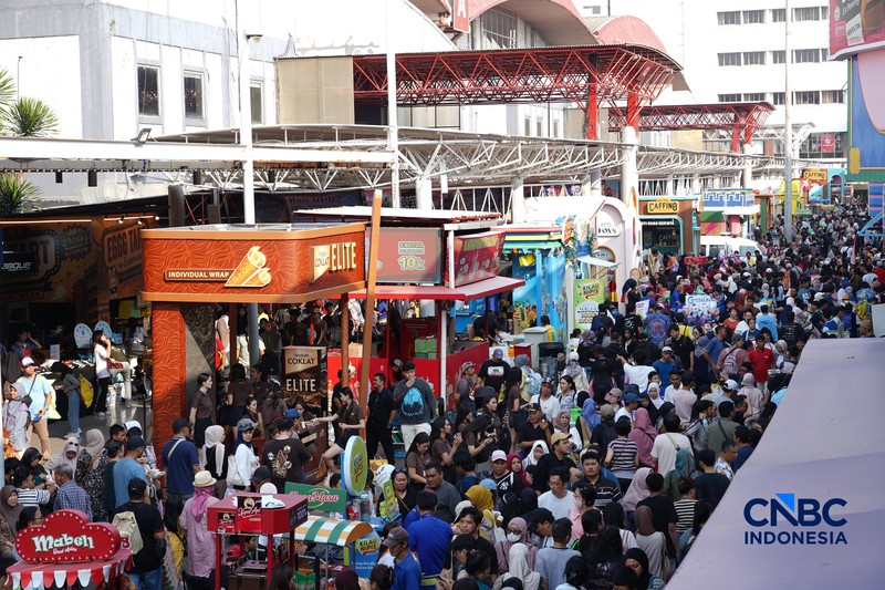 Ribuan pengunjung memadati Jakarta Fair 2026 atau Pekan Raya Jakarta kawasan JIExpo Kemayoran, Jakarta Pusat, pada Sabtu (4/7/2026).  (CNBC Indonesia/Tias Budiarto)