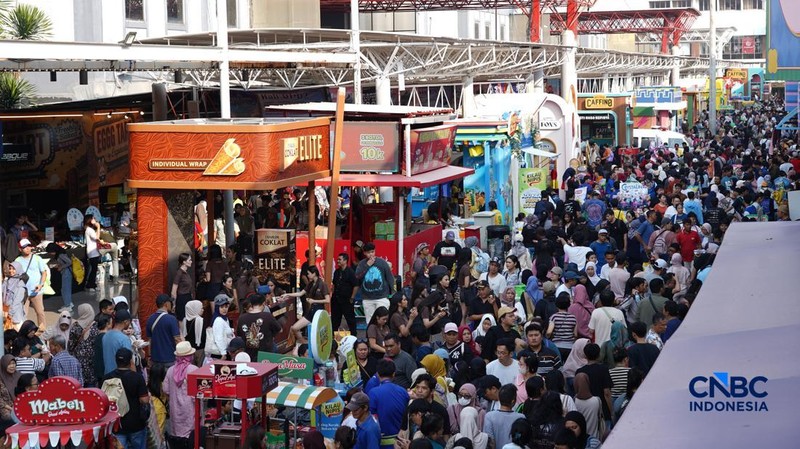 Ribuan pengunjung memadati Jakarta Fair 2026 atau Pekan Raya Jakarta kawasan JIExpo Kemayoran, Jakarta Pusat, pada Sabtu (4/7/2026).  (CNBC Indonesia/Tias Budiarto)