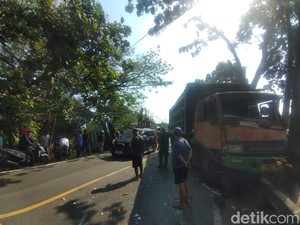 Macet 2 Jam Imbas Kecelakaan Bus Sugeng Rahayu Vs Truk Fuso di Nganjuk
