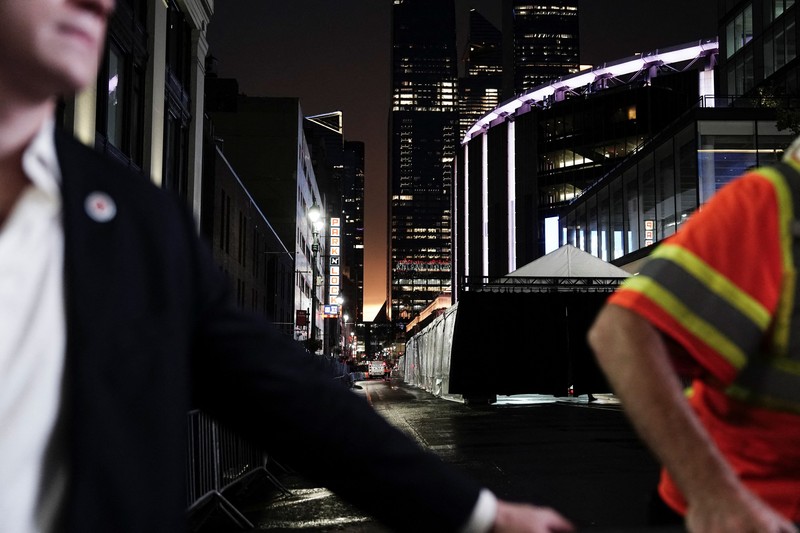 New York Police Department officers stand outside Madison Square Garden, the venue for the reported wedding celebrations of singer Taylor Swift and National Football League (NFL) player Travis Kelce, in New York, U.S., July 3, 2026.  REUTERS/Bing Guan