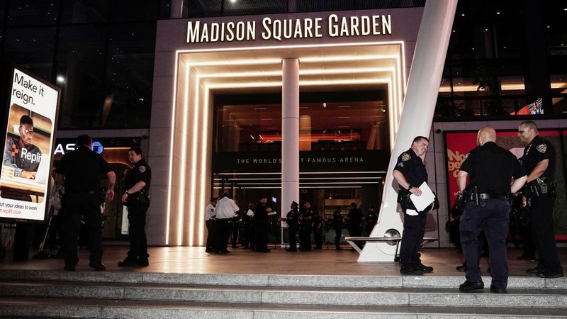 Para penggemar memadati kawasan di luar Madison Square Garden, New York, Amerika Serikat, untuk mengabadikan momen di depan layar yang menampilkan pesan terkait pernikahan penyanyi Taylor Swift dan bintang National Football League (NFL), Travis Kelce