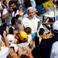 Paus Leo menyapa jemaat saat tiba untuk merayakan Misa Kudus, dalam kunjungannya ke pulau Lampedusa, titik masuk utama bagi para migran yang menyeberangi Laut Mediterania, selama perjalanan pastoral, Italia, 4 Juli 2026. REUTERS/Remo Casilli