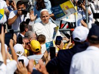 Paus Leo menyapa jemaat saat tiba untuk merayakan Misa Kudus, dalam kunjungannya ke pulau Lampedusa, titik masuk utama bagi para migran yang menyeberangi Laut Mediterania, selama perjalanan pastoral, Italia, 4 Juli 2026. REUTERS/Remo Casilli