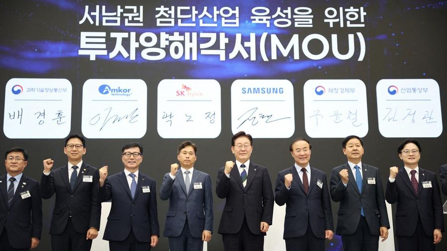 Menteri Iklim, Energi, dan Lingkungan Korea Selatan Kim Sung-hwan, Wakil Perdana Menteri dan Menteri Sains dan TIK Bae Kyung-hoon, Presiden Amkor Technology Korea Lee Jin-an, CEO SK Hynix Kwak Noh-jung, Presiden Korea Selatan Lee Jae Myung, Wakil Ket