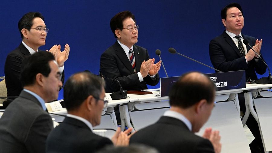 Presiden Korea Selatan Lee Jae Myung, Ketua Samsung Electronics Lee Jae-yong, dan Ketua SK Group Chey Tae-won menghadiri pengarahan yang mengumumkan tiga proyek mega pemerintah di Yeongbingwan, Gedung Biru, di Seoul, Korea Selatan, 29 Juni 2026. Kim
