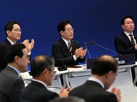 Presiden Korea Selatan Lee Jae Myung, Ketua Samsung Electronics Lee Jae-yong, dan Ketua SK Group Chey Tae-won menghadiri pengarahan yang mengumumkan tiga proyek mega pemerintah di Yeongbingwan, Gedung Biru, di Seoul, Korea Selatan, 29 Juni 2026. Kim
