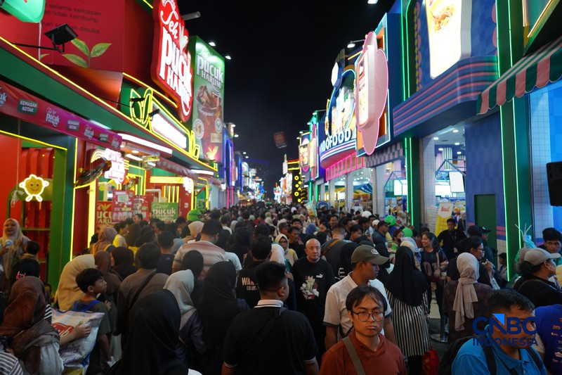 Suasana semakin ramai memenuhi Jakarta Fair Kemayoran 2026 di JIExpo Kemayoran, Jakarta Pusat, Sabtu (4/7/2026) malam. (CNBC Indonesia/Tias Budiarto)