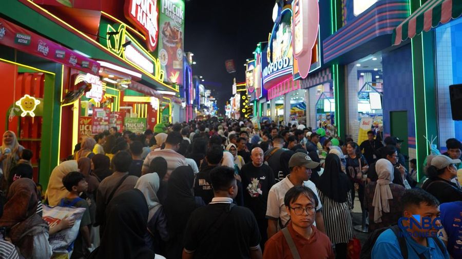 Suasana semakin ramai memenuhi Jakarta Fair Kemayoran 2026 di JIExpo Kemayoran, Jakarta Pusat, Sabtu (4/7/2026) malam. (CNBC Indonesia/Tias Budiarto)