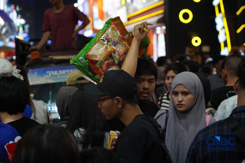 Suasana semakin ramai memenuhi Jakarta Fair Kemayoran 2026 di JIExpo Kemayoran, Jakarta Pusat, Sabtu (4/7/2026) malam. (CNBC Indonesia/Tias Budiarto)