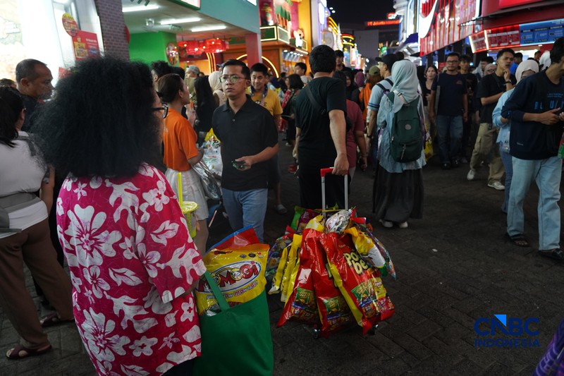 Suasana semakin ramai memenuhi Jakarta Fair Kemayoran 2026 di JIExpo Kemayoran, Jakarta Pusat, Sabtu (4/7/2026) malam. (CNBC Indonesia/Tias Budiarto)