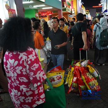 Suasana semakin ramai memenuhi Jakarta Fair Kemayoran 2026 di JIExpo Kemayoran, Jakarta Pusat, Sabtu (4/7/2026) malam. (CNBC Indonesia/Tias Budiarto)
