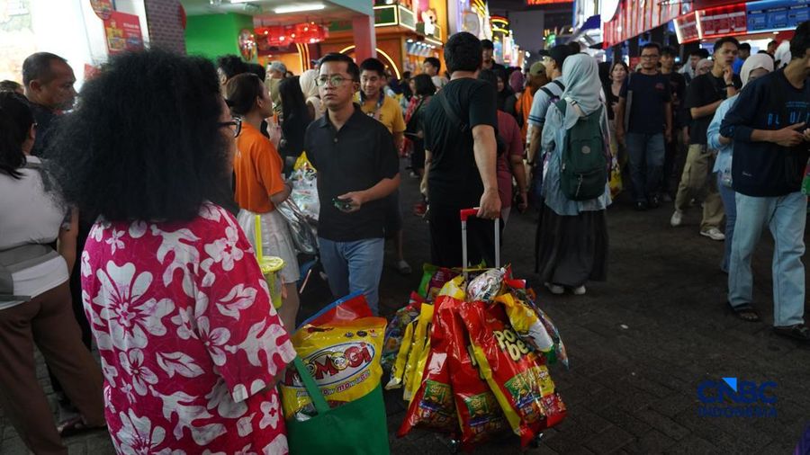 Suasana semakin ramai memenuhi Jakarta Fair Kemayoran 2026 di JIExpo Kemayoran, Jakarta Pusat, Sabtu (4/7/2026) malam.