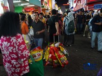 Suasana semakin ramai memenuhi Jakarta Fair Kemayoran 2026 di JIExpo Kemayoran, Jakarta Pusat, Sabtu (4/7/2026) malam. (CNBC Indonesia/Tias Budiarto)