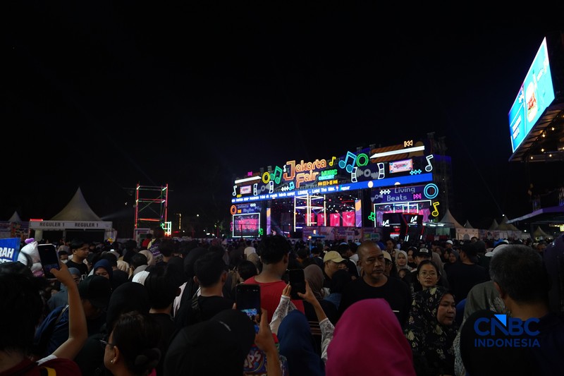 Suasana semakin ramai memenuhi Jakarta Fair Kemayoran 2026 di JIExpo Kemayoran, Jakarta Pusat, Sabtu (4/7/2026) malam. (CNBC Indonesia/Tias Budiarto)
