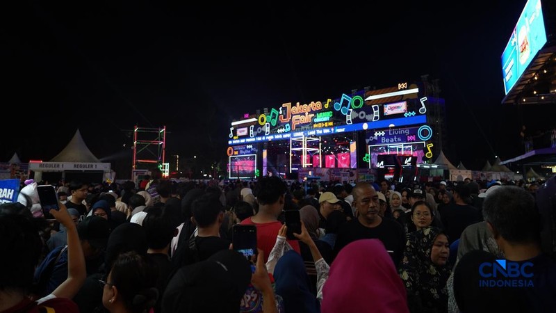 Suasana semakin ramai memenuhi Jakarta Fair Kemayoran 2026 di JIExpo Kemayoran, Jakarta Pusat, Sabtu (4/7/2026) malam.