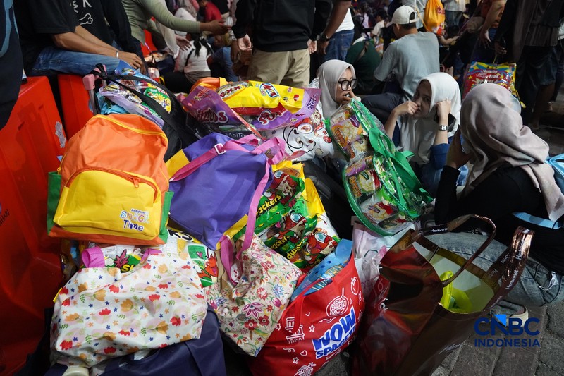 Suasana semakin ramai memenuhi Jakarta Fair Kemayoran 2026 di JIExpo Kemayoran, Jakarta Pusat, Sabtu (4/7/2026) malam. (CNBC Indonesia/Tias Budiarto)