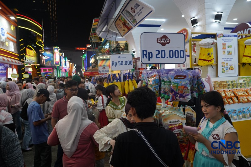 Suasana semakin ramai memenuhi Jakarta Fair Kemayoran 2026 di JIExpo Kemayoran, Jakarta Pusat, Sabtu (4/7/2026) malam. (CNBC Indonesia/Tias Budiarto)