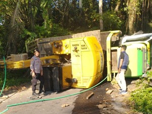Truk Angkut Eskavator Terguling di Tanjakan Macang Karangasem