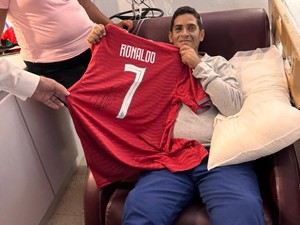 Kala Korban Gempa Venezuela Teriak Siiuuu lalu Dapat Hadiah Jersey Ronaldo