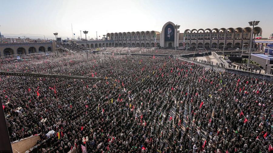 Foto: Potret pelayat menghadiri pemakaman Ayatollah Ali Khamenei di Teheran, Iran, Minggu (5/7/2026). (via REUTERS/Office of the Iranian Supreme Leader)