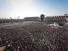 Foto: Potret pelayat menghadiri pemakaman Ayatollah Ali Khamenei di Teheran, Iran, Minggu (5/7/2026). (via REUTERS/Office of the Iranian Supreme Leader)