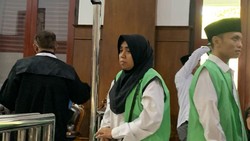 Ulah Nekat Wanita Surabaya Sewa Ekskavator Robohkan Rumah Dinas Bea Cukai 