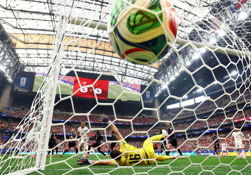Soccer Football - FIFA World Cup 2026 - Round of 16 - Canada v Morocco - Houston Stadium, Houston, Texas, U.S. - July 4, 2026 Morocco's Achraf Hakimi, Brahim Diaz and Neil El Aynaoui celebrate after the match REUTERS/Hannah Mckay