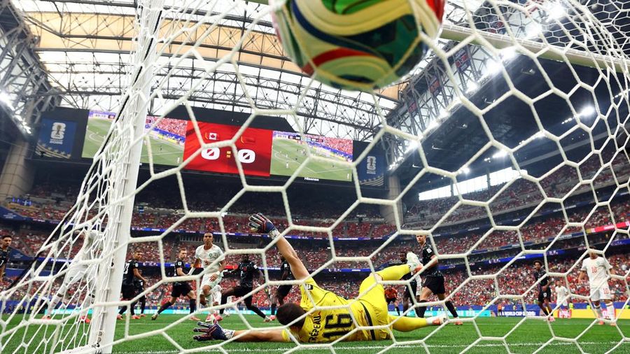 Soccer Football - FIFA World Cup 2026 - Round of 16 - Canada v Morocco - Houston Stadium, Houston, Texas, U.S. - July 4, 2026 Morocco's Azzedine Ounahi scores their first goal past Canada's Maxime Crepeau REUTERS/Hannah Mckay     TPX IMAGES OF THE DA