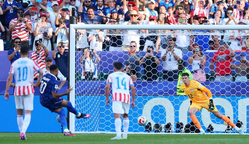 Soccer Football - FIFA World Cup 2026 - Round of 16 - Paraguay v France - Philadelphia Stadium, Philadelphia, Pennsylvania, U.S. - July 4, 2026  France's Kylian Mbappe scores their first goal from the penalty spot REUTERS/Mike Segar     TPX IMAGES OF THE DAY