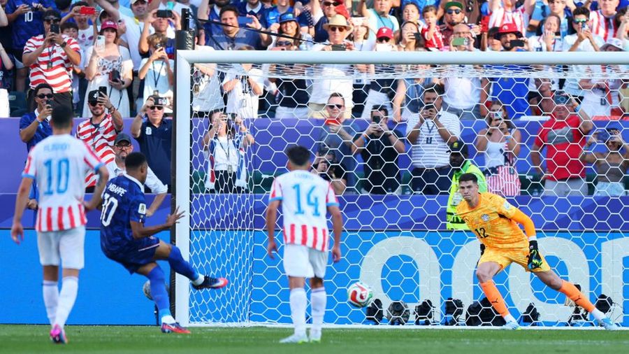 Soccer Football - FIFA World Cup 2026 - Round of 16 - Paraguay v France - Philadelphia Stadium, Philadelphia, Pennsylvania, U.S. - July 4, 2026  France's Kylian Mbappe scores their first goal from the penalty spot REUTERS/Mike Segar     TPX IMAGES OF