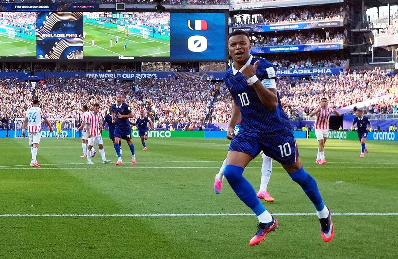 Soccer Football - FIFA World Cup 2026 - Round of 16 - Paraguay v France - Philadelphia Stadium, Philadelphia, Pennsylvania, U.S. - July 4, 2026  France's Kylian Mbappe scores their first goal from the penalty spot REUTERS/Mike Segar     TPX IMAGES OF THE DAY