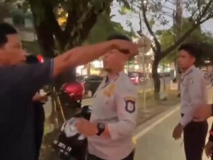 Mobil Parkir di Bahu Jalan Makassar Digembok, Sopir Ojol Hina Petugas Dishub