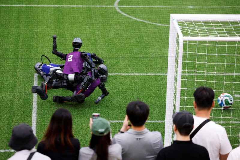 Humanoid robots compete during the Large Division final match between Team Hephaestus of Tsinghua University and Team Mountain and Sea of China Agricultural University at the RoboCup 2026 international robot competition in Incheon, South Korea, July 5, 2026. REUTERS/Kim Soo-hyeon