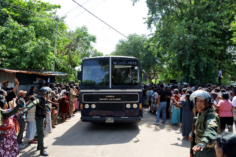 Para narapidana menaiki bus untuk dipindahkan ke penjara lain setelah bentrokan antara dua kelompok narapidana di Penjara Negombo, di kota pesisir Negombo, Sri Lanka, 6 Juli 2026. (REUTERS/Lahiru Harshana)