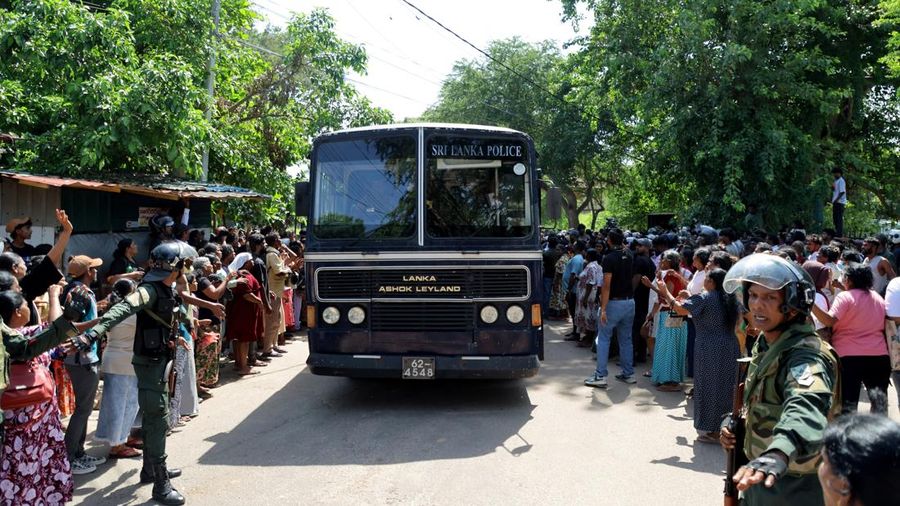 Anggota pasukan keamanan memberi jalan bagi sebuah bus yang membawa tahanan untuk dipindahkan ke penjara lain setelah bentrokan antara dua kelompok narapidana di Penjara Negombo, di kota pesisir Negombo, Sri Lanka, 6 Juli 2026.