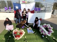 BTS berkumpul di depan Istana Kepresidenan Palacio de la Moneda, Cile, pada Jumat (3/7), untuk memprotes pembatalan konser grup K-pop tersebut yang sedianya digelar di Stadion Nasional, Santiago, pada Oktober mendatang. (Tangkapan Layar Video Reuters