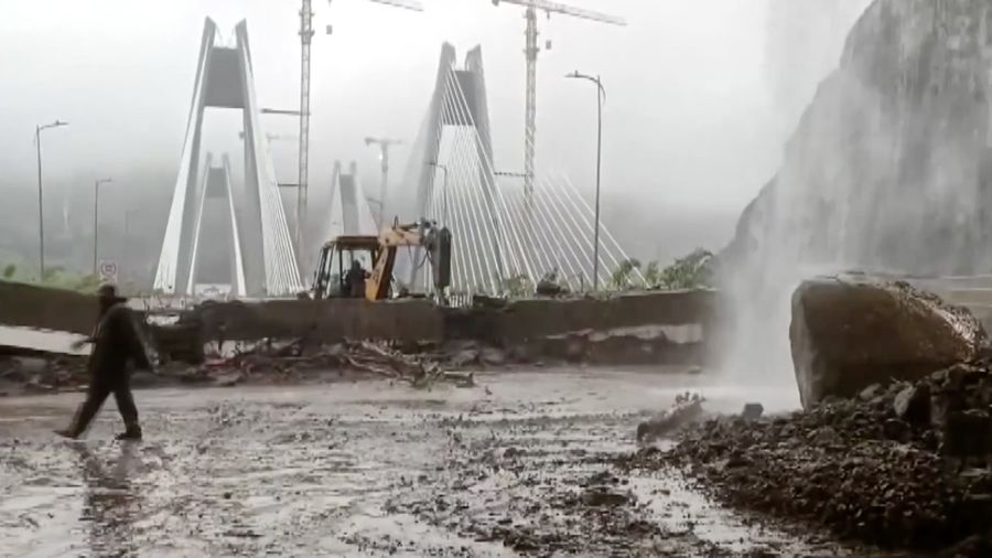Hujan lebat di negara bagian Maharashtra, India bagian barat, telah memicu tanah longsor di jalan tol yang menghubungkan kota Mumbai dan Pune, memaksa penutupan jalan tersebut dan mengganggu lalu lintas pada hari Senin (6 Juli). (Tangkapan Layar Vide