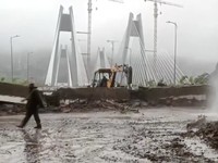 Hujan lebat di negara bagian Maharashtra, India bagian barat, telah memicu tanah longsor di jalan tol yang menghubungkan kota Mumbai dan Pune, memaksa penutupan jalan tersebut dan mengganggu lalu lintas pada hari Senin (6 Juli). (Tangkapan Layar Vide
