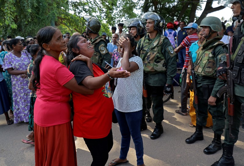 Para narapidana menaiki bus untuk dipindahkan ke penjara lain setelah bentrokan antara dua kelompok narapidana di Penjara Negombo, di kota pesisir Negombo, Sri Lanka, 6 Juli 2026. (REUTERS/Lahiru Harshana)