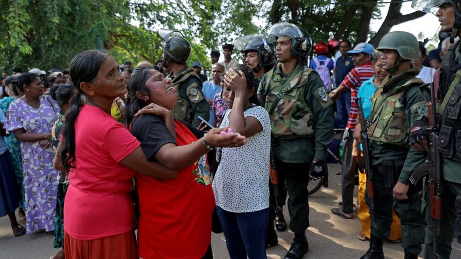 Kerabat para narapidana bereaksi di luar Penjara Negombo menyusul bentrokan antara dua kelompok narapidana, di kota pesisir Negombo, Sri Lanka, 6 Juli 2026.
